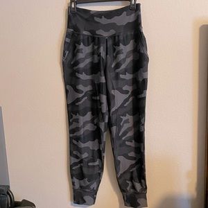 Old navy’s elevate legging medium in black camo